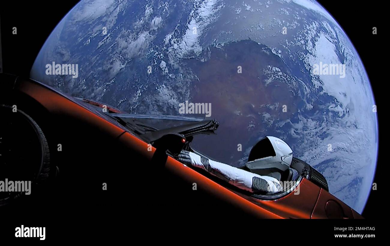 EARTH - 08 febbraio 2018 - questa immagine bizzarra mostra una stunt pubblicitaria di SpaceX quando ha testato il razzo Falcon Heavy lanciando un'auto Tesla Foto Stock