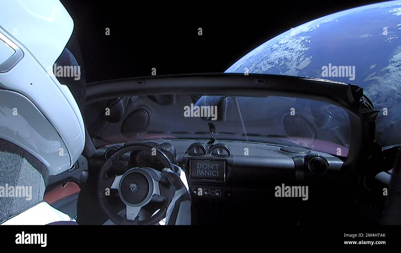 EARTH - 08 febbraio 2018 - questa immagine bizzarra mostra una stunt pubblicitaria di SpaceX quando ha testato il razzo Falcon Heavy lanciando un'auto Tesla Foto Stock