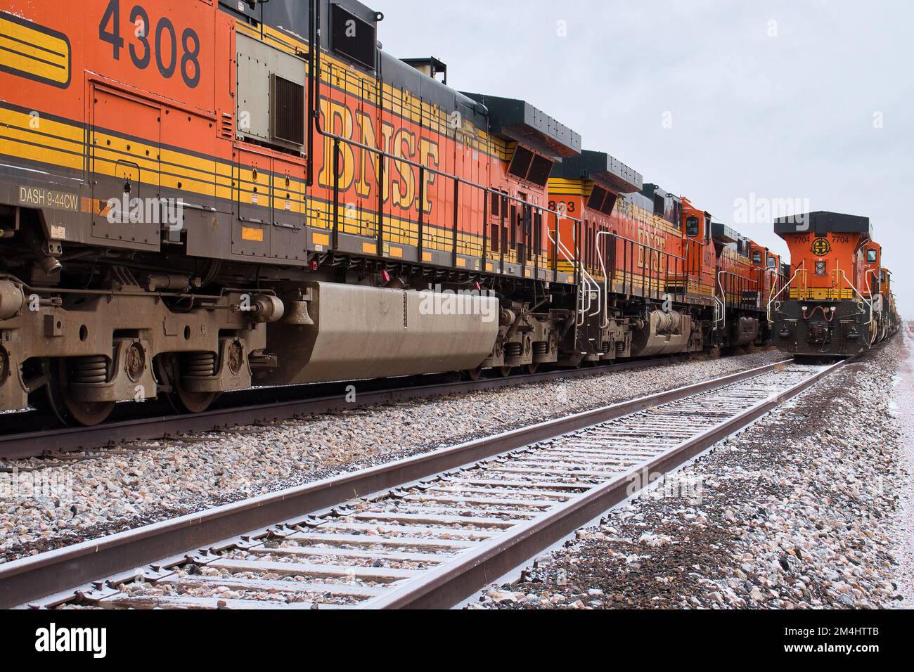 Gillette, Wyoming - 23 gennaio 2021: Automobili del motore che sono immagazzinate sui binari ferroviari multipli fuori Gillette, Wyoming. Foto Stock