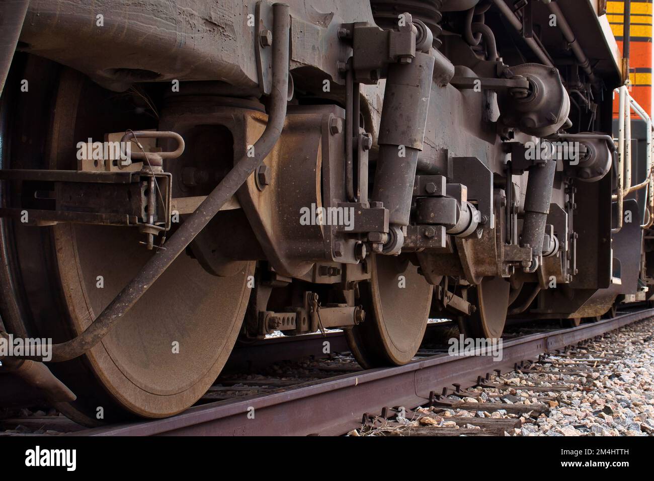 Gillette, Wyoming - Janaury 23, 2021: Ruote di treno su un motore di treno su un binario ferroviario a Gillette, Wyoming. Foto Stock