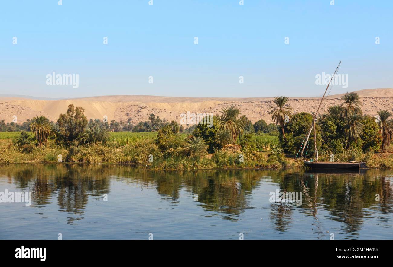 Felucca ancore sulla riva, Nilo, Nilo, paesaggio, Aegpyten Foto Stock