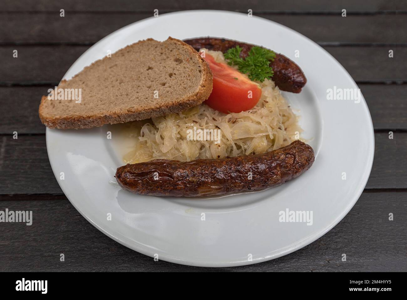 Bratwurst con crauti e pane, Baviera, Germania Foto Stock