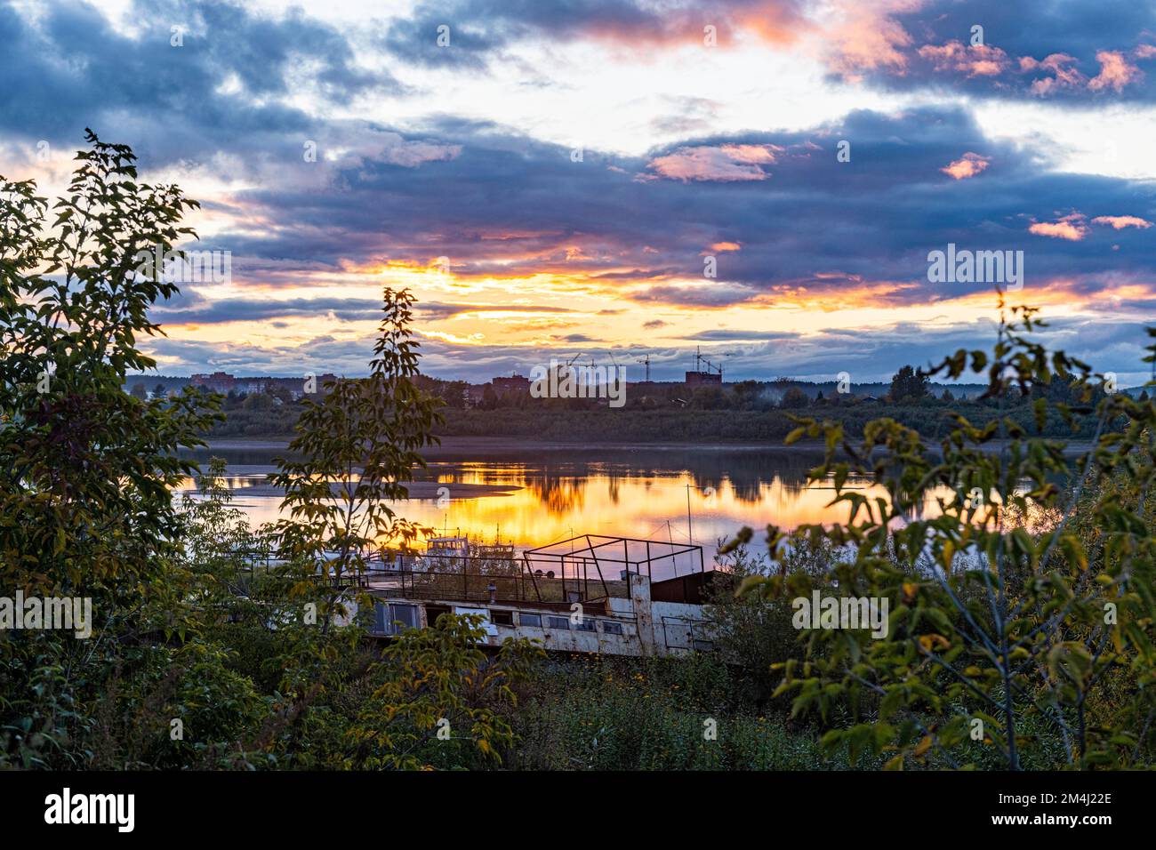 Nuvole riflessioni sul fiume Tom, Tomsk, Tomsk Oblast, Russia Foto Stock