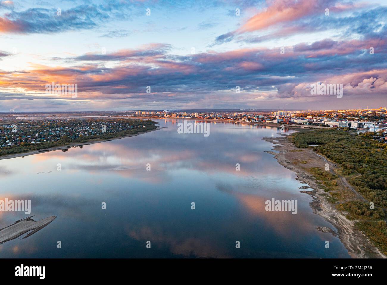 Nuvole riflessioni sul fiume Tom, Tomsk, Tomsk Oblast, Russia Foto Stock