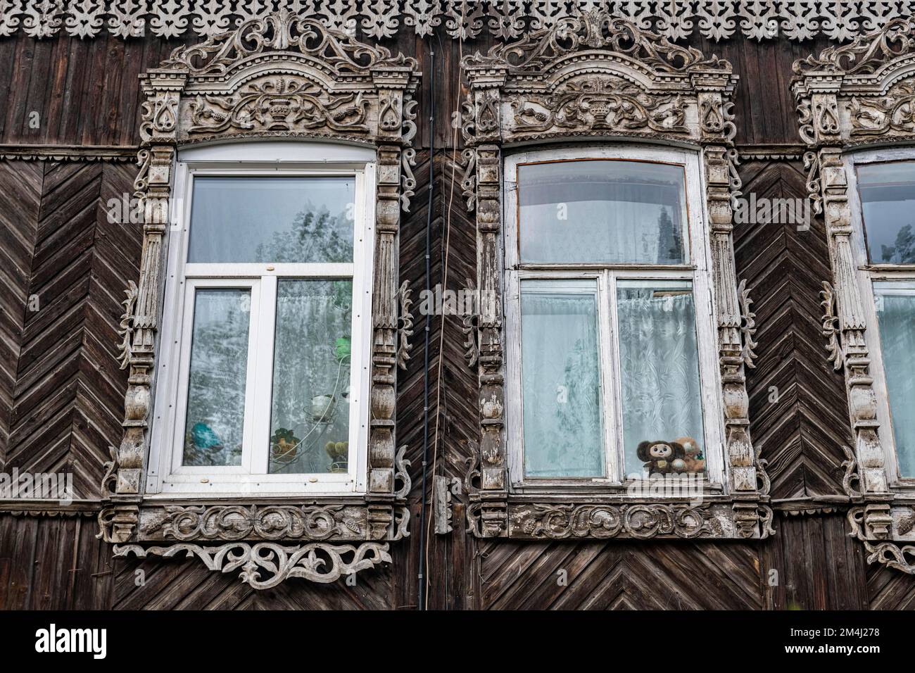 Belle finestre in legno, vecchia casa in legno, Tomsk, Tomsk Oblast, Russia Foto Stock