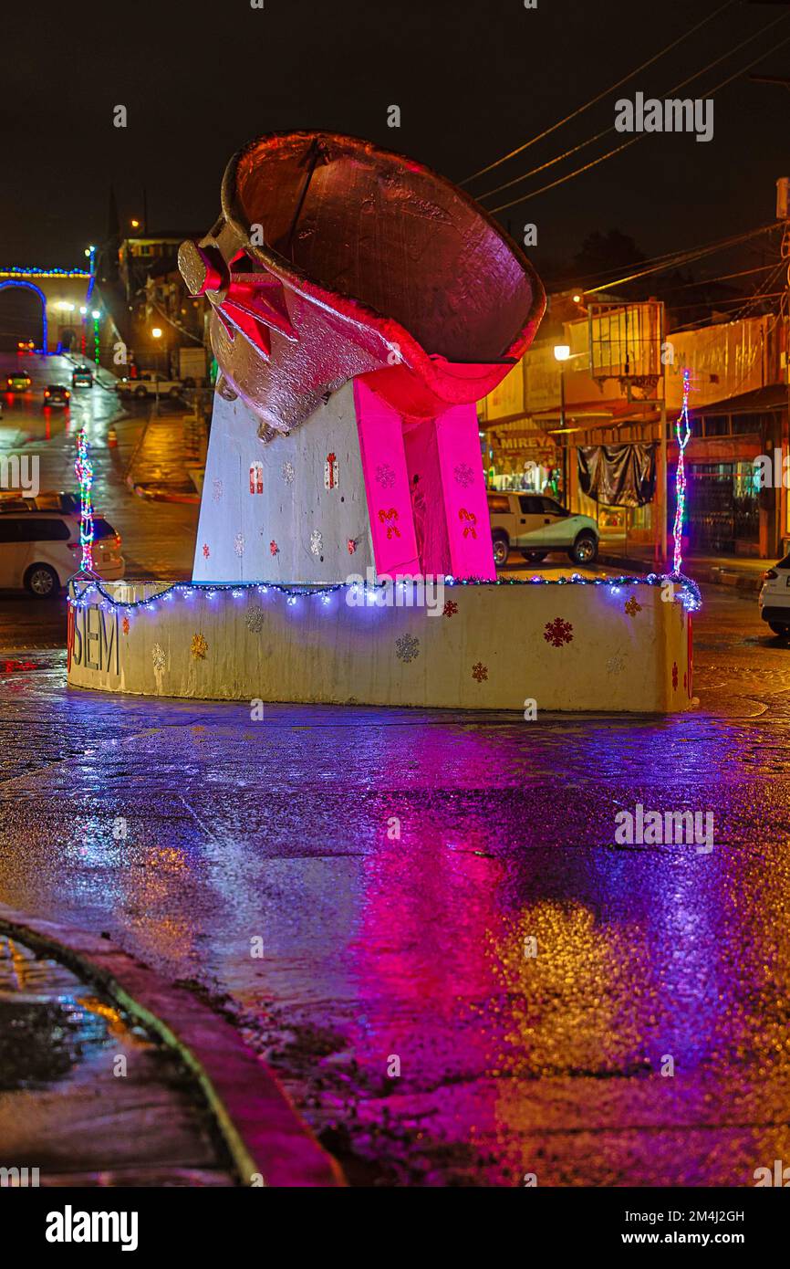 Decorazione natalizia nella fontana Ronquillo che emula una pentola di rame nel mezzo delle strade del centro della vecchia Cananea a sonora Messico. (Foto di North Photo) Decoracion de navidad en la fuente el Ronquillo que emula una olla de Cobre en medio de las calles del centro de Cananea viejo en sonora Mexico. (Foto por Norte foto) Foto Stock