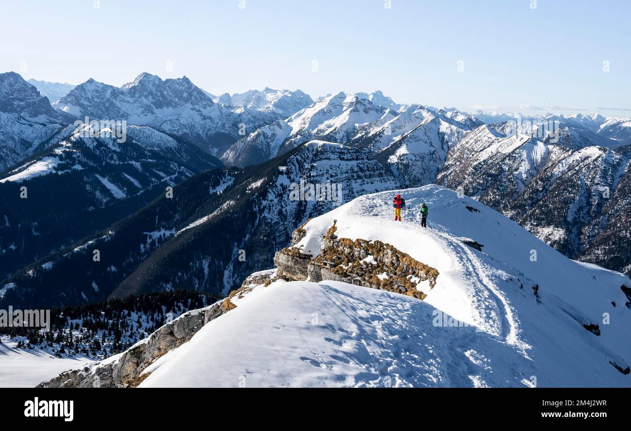 Alpinisti in inverno nella neve, am Schafreuter, Monti Karwendel, Alpi in bel tempo, Baviera, Germania Foto Stock
