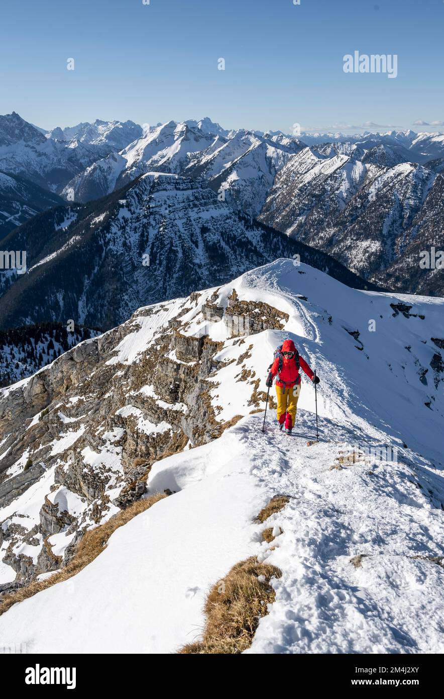 Alpinisti in inverno nella neve, am Schafreuter, Monti Karwendel, Alpi in bel tempo, Baviera, Germania Foto Stock