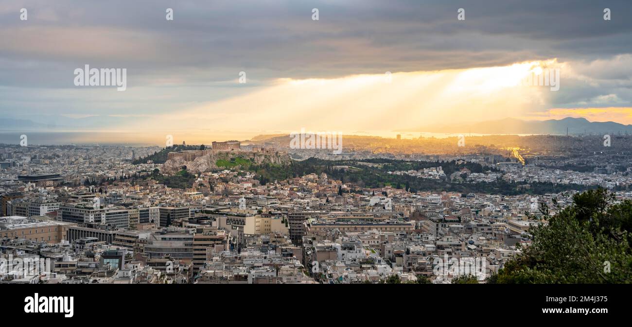 Panorama della città, umore serale, tempio del Partenone, Acropoli, Atene, Grecia Foto Stock