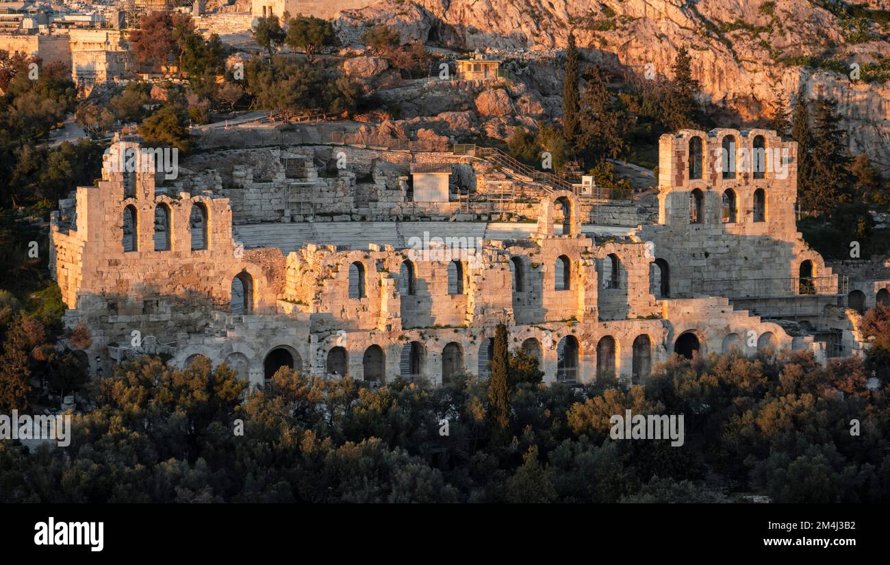 Odeon di Erode Attico, antico punto di riferimento turistico sull'Acropoli di Atene, crepuscolo, Atene, Grecia Foto Stock