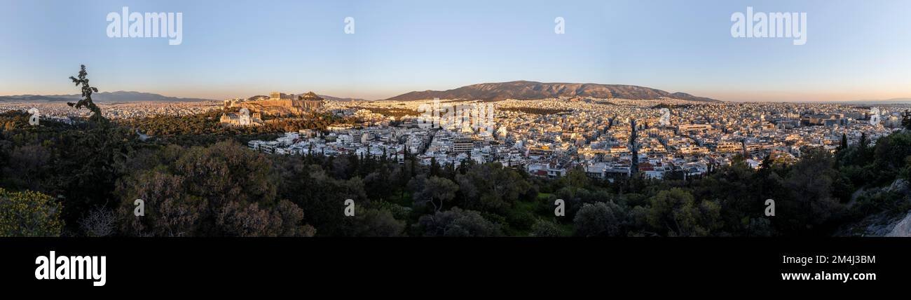 Panorama della città, tempio del Partenone, antico punto di riferimento turistico sull'Acropoli di Atene, crepuscolo, Atene, Grecia Foto Stock