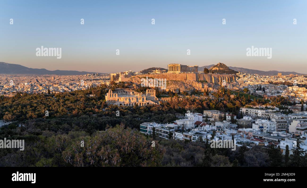 Tempio del Partenone, antico punto di riferimento turistico sull'Acropoli di Atene, tramonto, Atene, Grecia Foto Stock