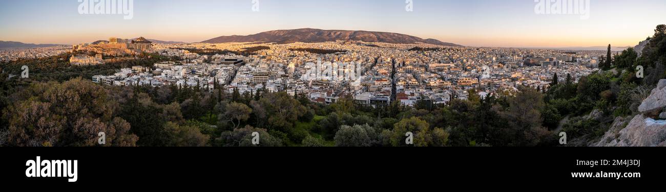 Panorama della città, tempio del Partenone, antico punto di riferimento turistico sull'Acropoli di Atene, crepuscolo, Atene, Grecia Foto Stock