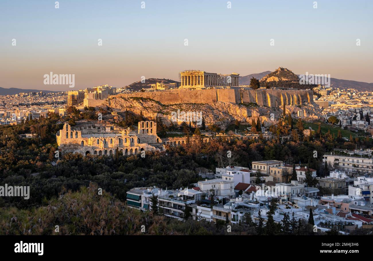 Tempio del Partenone, antico punto di riferimento turistico sull'Acropoli di Atene, tramonto, Atene, Grecia Foto Stock