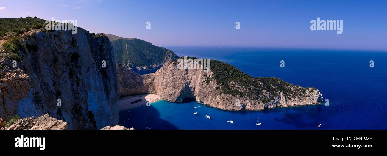 Paralia Navagio, Shipwreck Beach, foto panoramica, scogliera rocciosa, naufragio MV Panagiotis, barche da escursione, mare cristallino blu e turchese Foto Stock