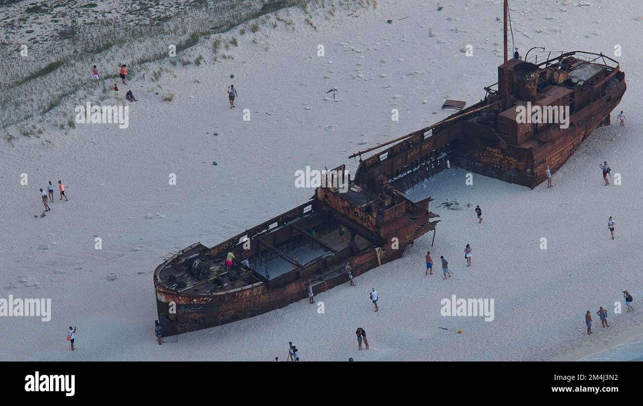 Paralia Navagio, Shipwreck Beach, Shipwreck MV Panagiotis, turisti sulla spiaggia, naufragio picture-perfect, Zante, Isole IONIE, Grecia Foto Stock