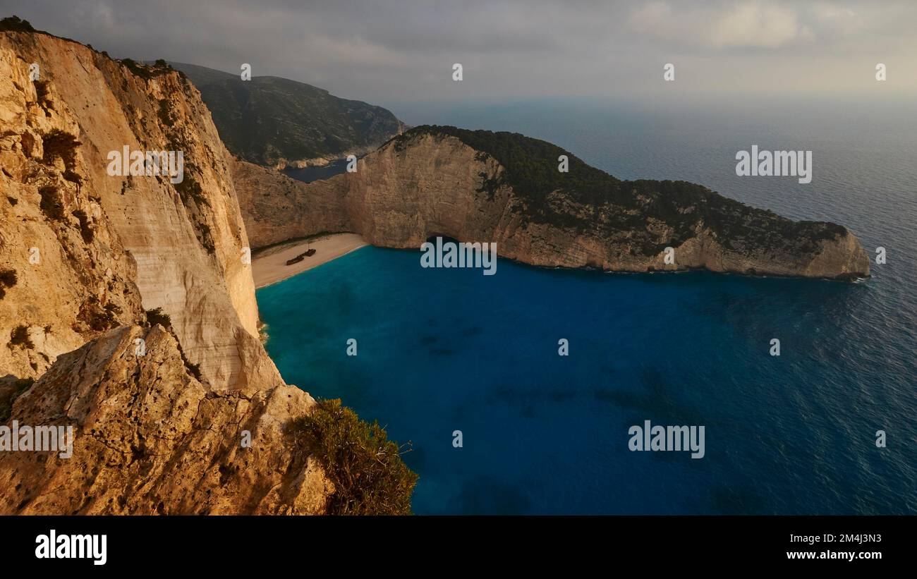 Paralia Navagio, Shipwreck Beach, inverno, cielo nuvoloso, spiaggia deserta, Scogliera rocciosa, naufragio MV Panagiotis, mare cristallino blu e turchese Foto Stock