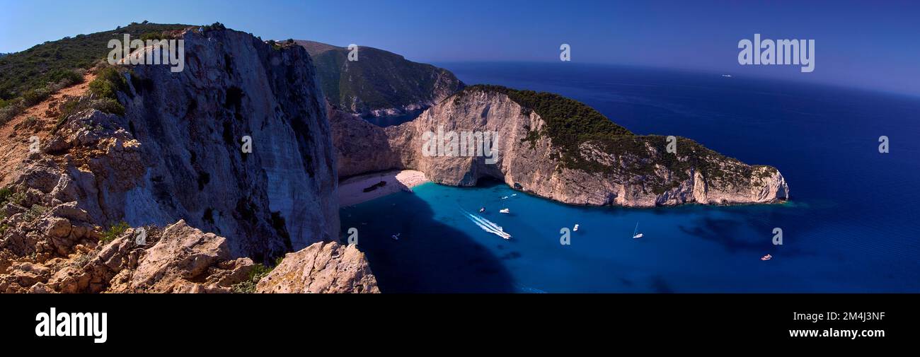 Paralia Navagio, Shipwreck Beach, foto panoramica, scogliera rocciosa, naufragio MV Panagiotis, barche da escursione, mare cristallino blu e turchese Foto Stock