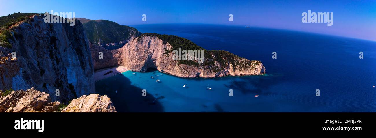 Paralia Navagio, Shipwreck Beach, foto panoramica, scogliera rocciosa, naufragio MV Panagiotis, barche da escursione, mare cristallino blu e turchese Foto Stock