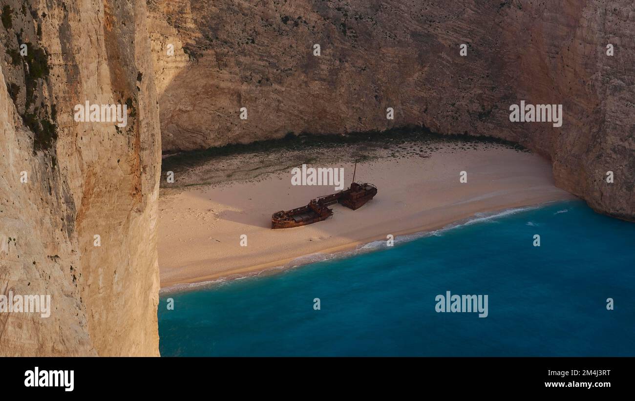 Paralia Navagio, Shipwreck Beach, Shipwreck MV Panagiotis, spiaggia vicino, scogliera rocciosa, inverno, cielo nuvoloso, spiaggia deserta, cristallo blu e turchese Foto Stock
