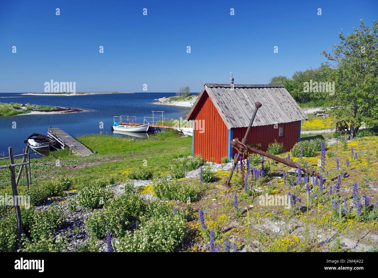 Piccolo porto idilliaco con isole, vecchie barche, Mar Baltico, Gotland, Svezia Foto Stock