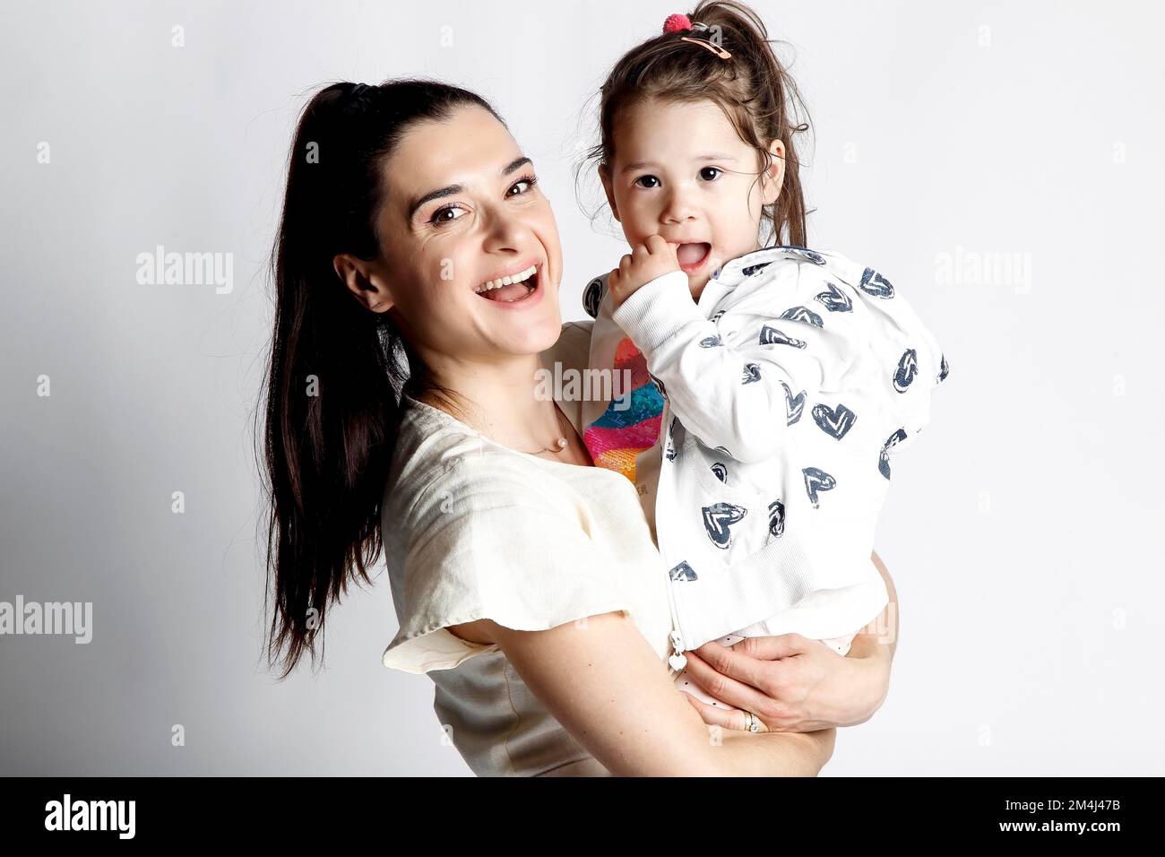 Madre con bambino in braccio, donna e ragazza Foto Stock