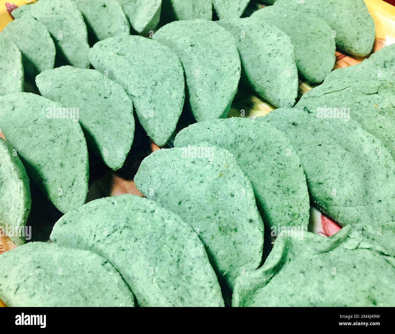 Mugwort Songpyeon prima di vapore sulla vacanza Chuseok in Corea del Sud, torta di riso a forma di mezza luna Foto Stock