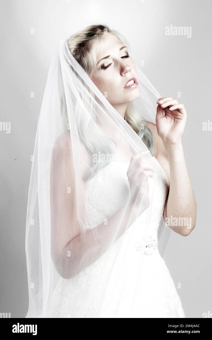 Sposa, giovane donna in abito da sposa con velo, matrimonio Foto Stock