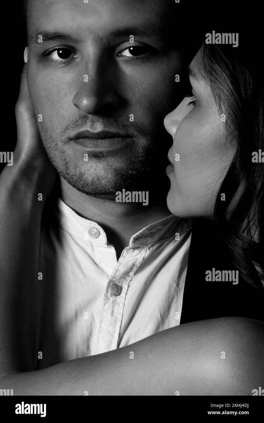 Giovane coppia, donna che abbraccia l'uomo, foto in bianco e nero Foto Stock