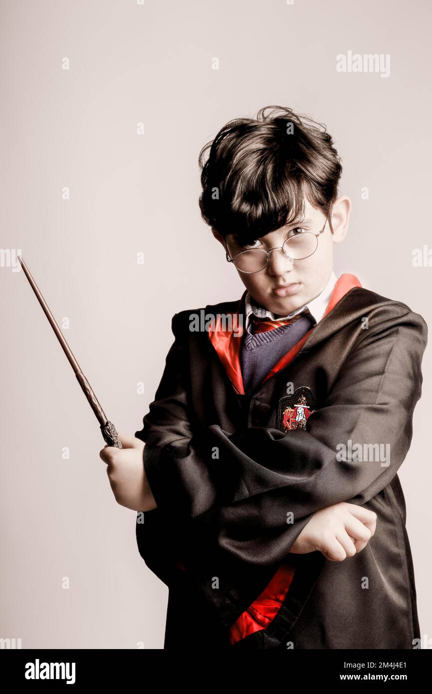 Ragazzo con bicchieri in costume di Harry Potter Foto Stock