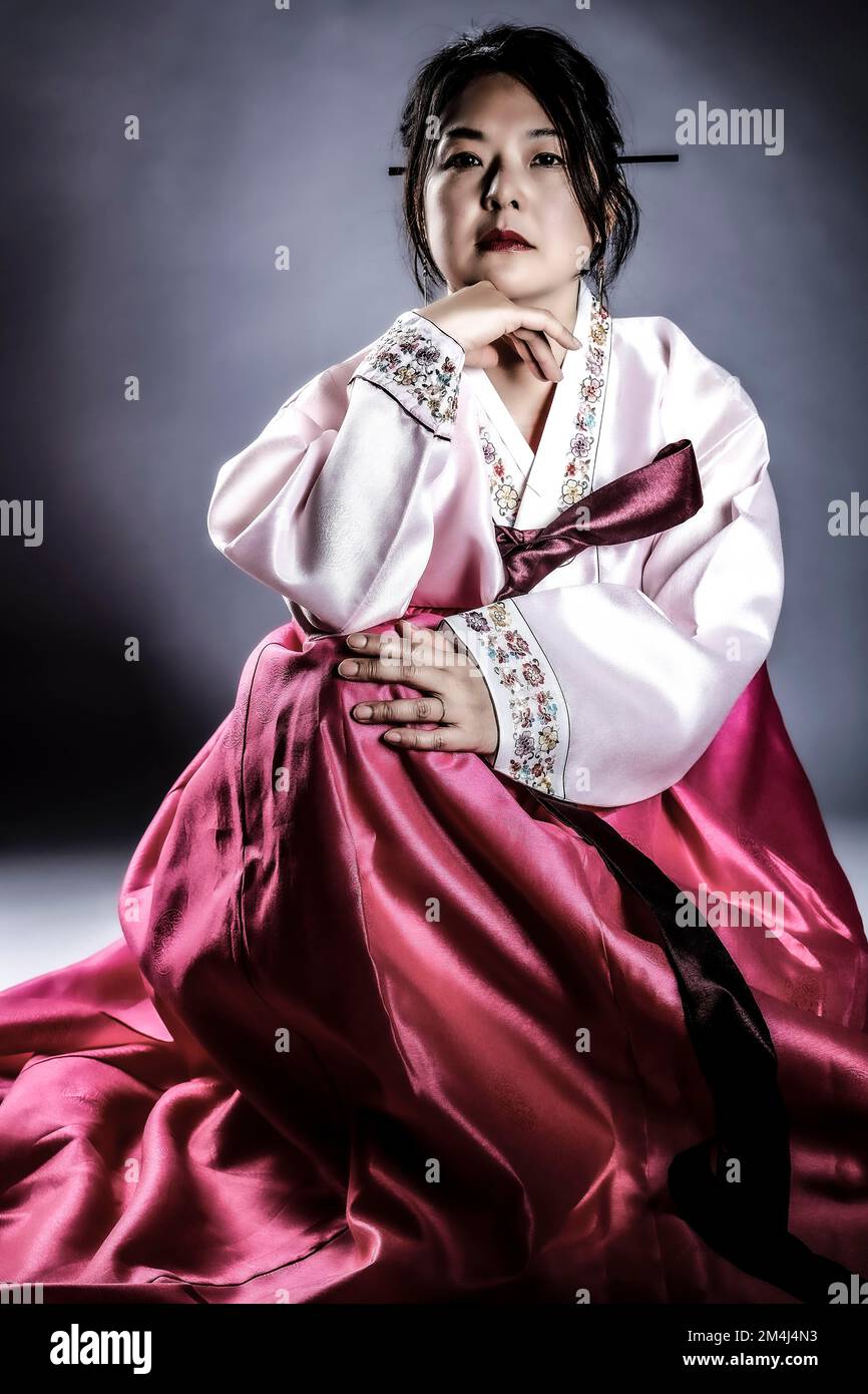 Abbigliamento tradizionale coreano immagini e fotografie stock ad alta  risoluzione - Alamy