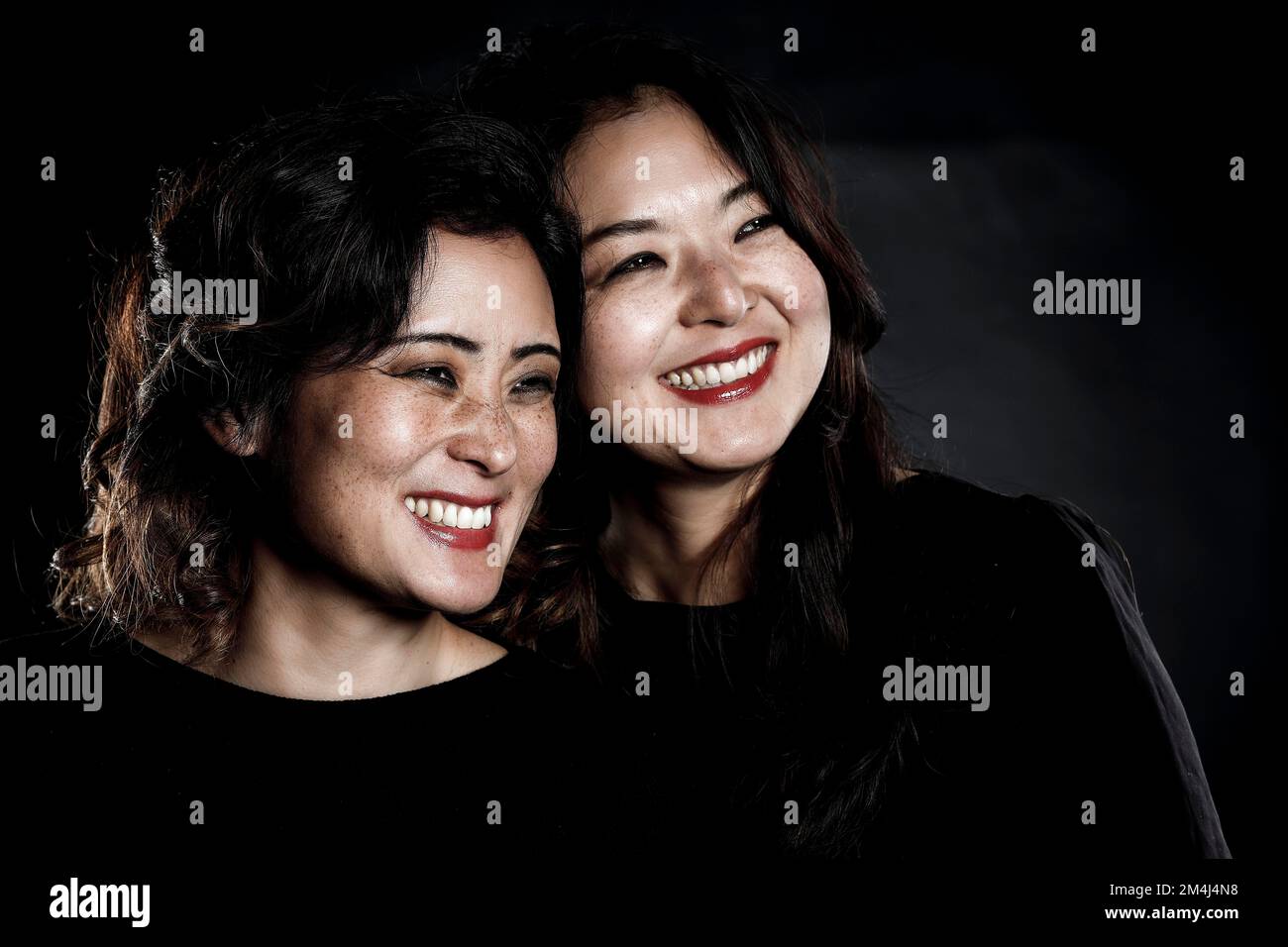 Due donne asiatiche, sorelle, fratelli coreani Foto Stock