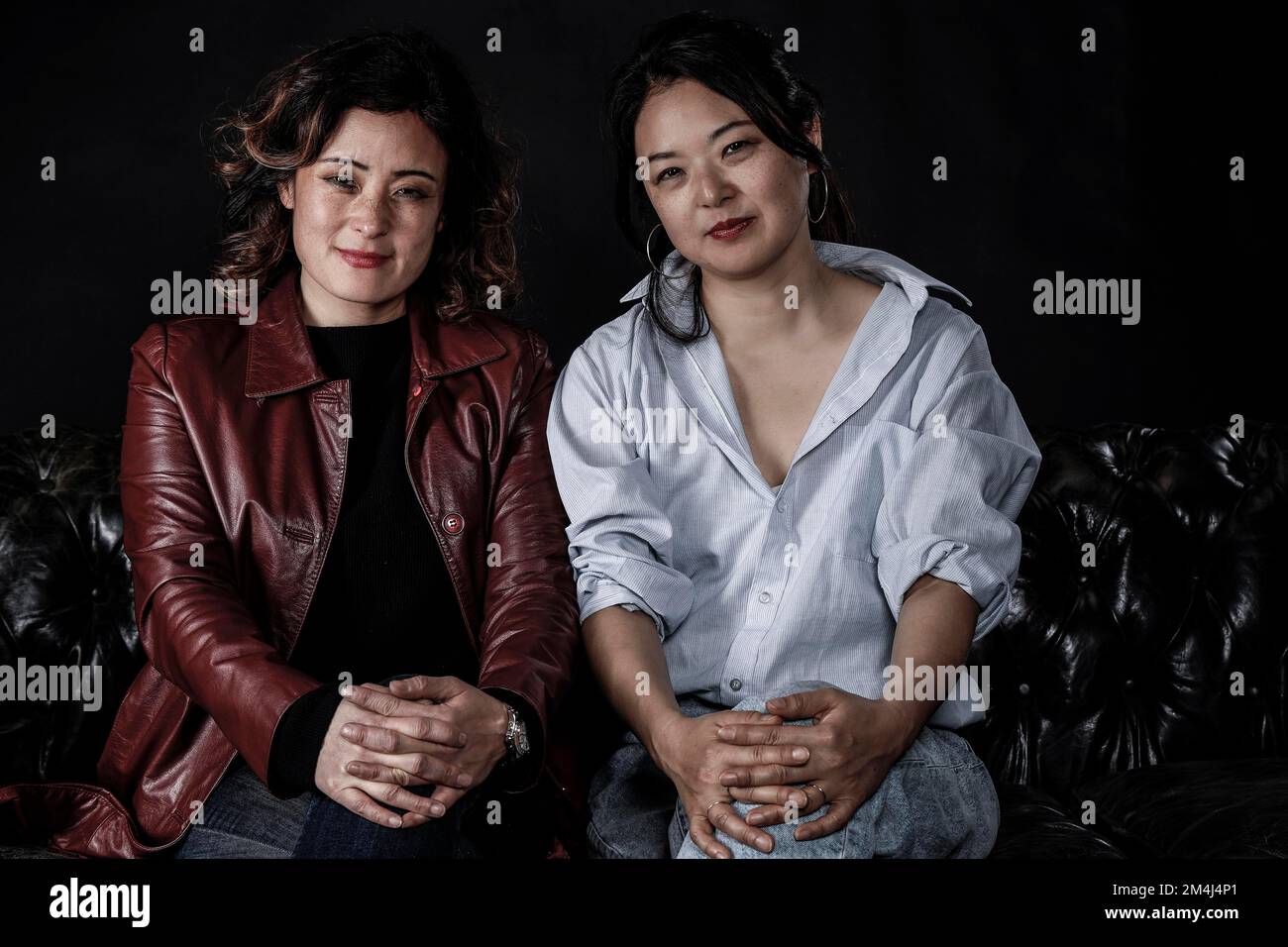 Due donne asiatiche sul divano, sorelle, fratelli coreani Foto Stock
