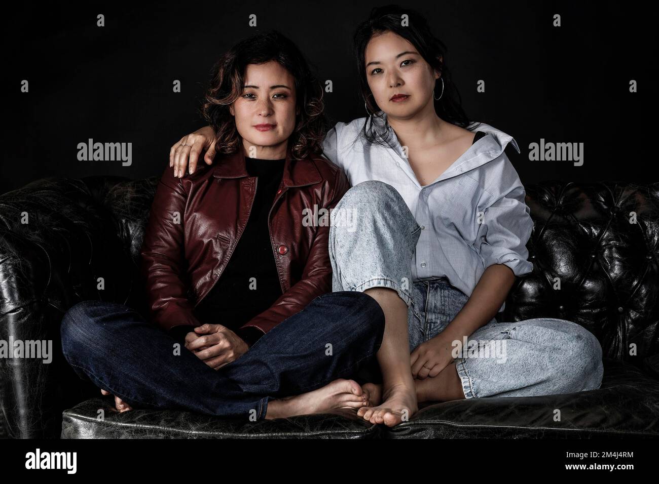 Due donne asiatiche sul divano, sorelle, fratelli coreani Foto Stock