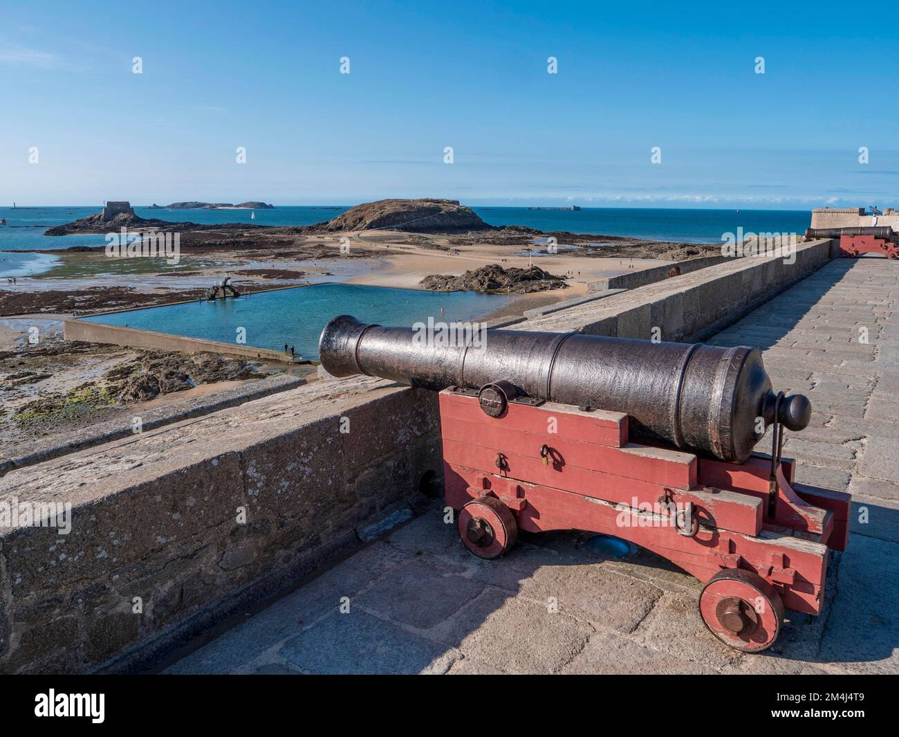Cannone sulle mura della città e le isole offshore, Grand Be e Petit Be Fort con la bassa marea, sullo sfondo la spiaggia Plage de Bon-Secours con nuoto Foto Stock
