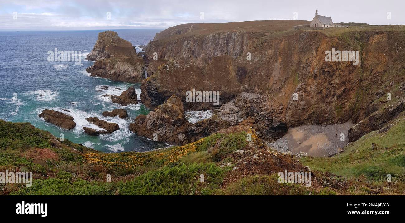 Saint-They Cappella cattolica e la Costa di pietra a Pointe du Van, Cap Sizun, Finistere dipartimento, Bretagna, Francia Foto Stock