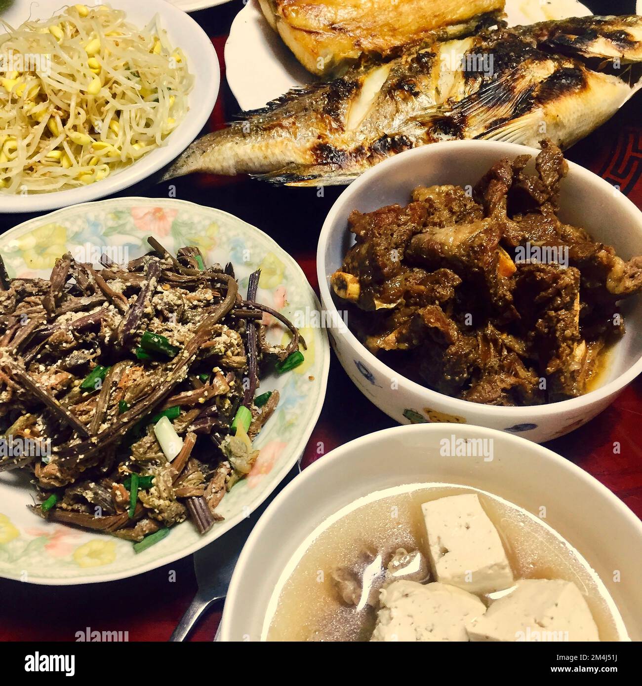 Tavolo da pranzo Coreano con molti tipi di Banchan (contorni), cucina coreana Foto Stock