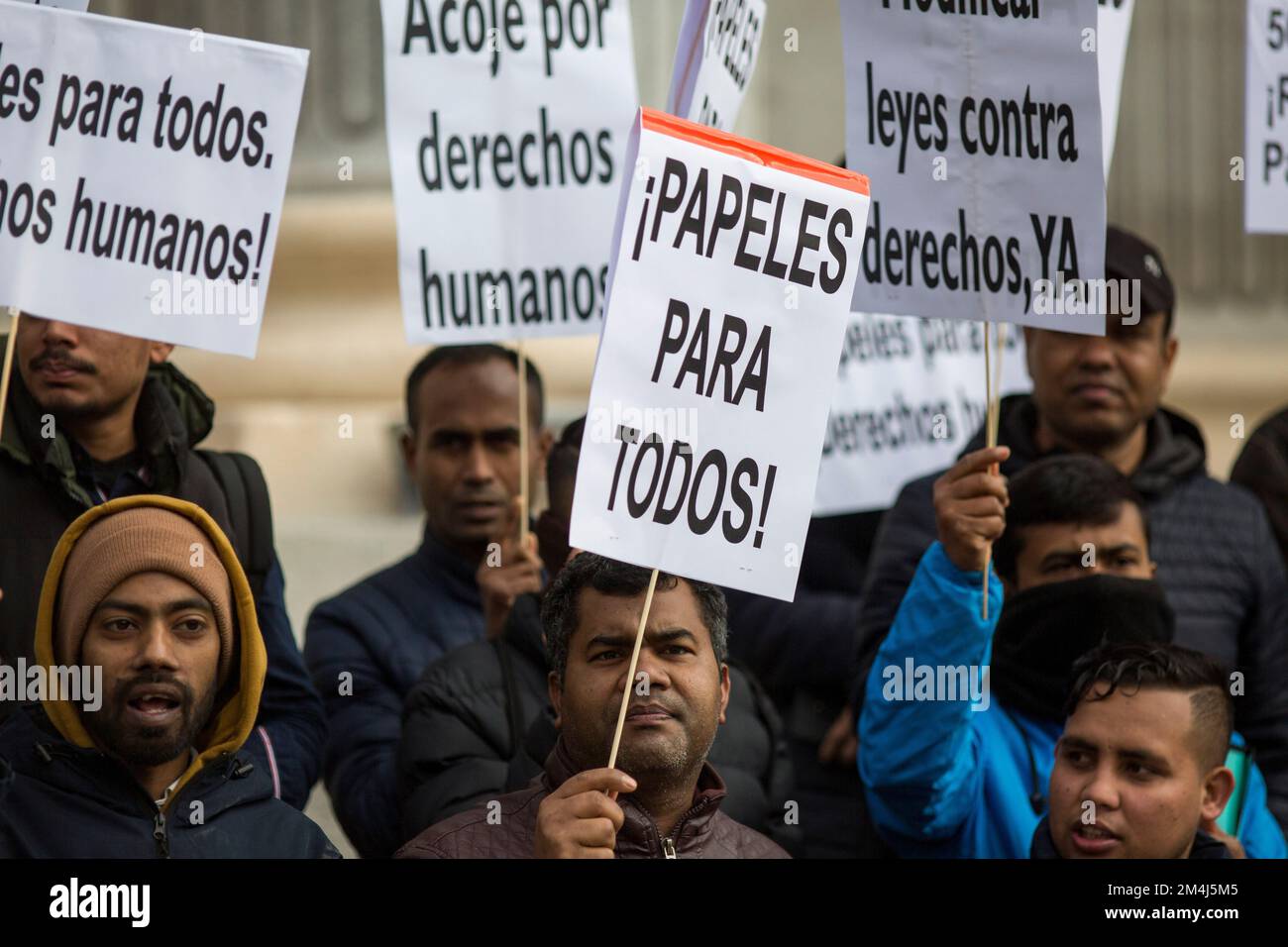 Madrid, Spagna. 21st Dec, 2022. Un attivista (centro) tiene un cartello che dice "carte per tutti!" Nel corso di un atto simbolico di consegnare più di 700.000 firme per la regolarizzazione dei migranti al Congresso spagnolo per celebrare il successo dell'iniziativa legislativa popolare per la regolarizzazione straordinaria dei migranti in Spagna. (Foto di Luis Soto/SOPA Images/Sipa USA) Credit: Sipa USA/Alamy Live News Foto Stock