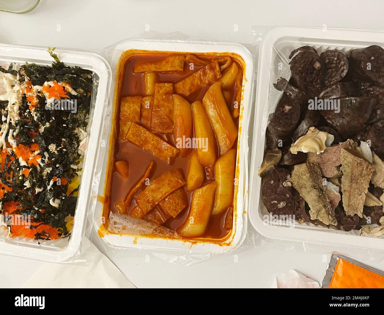 Un menu' fisso di cibo di strada Coreano con Tteokbokki, Sundae e Jumeok-bap Foto Stock
