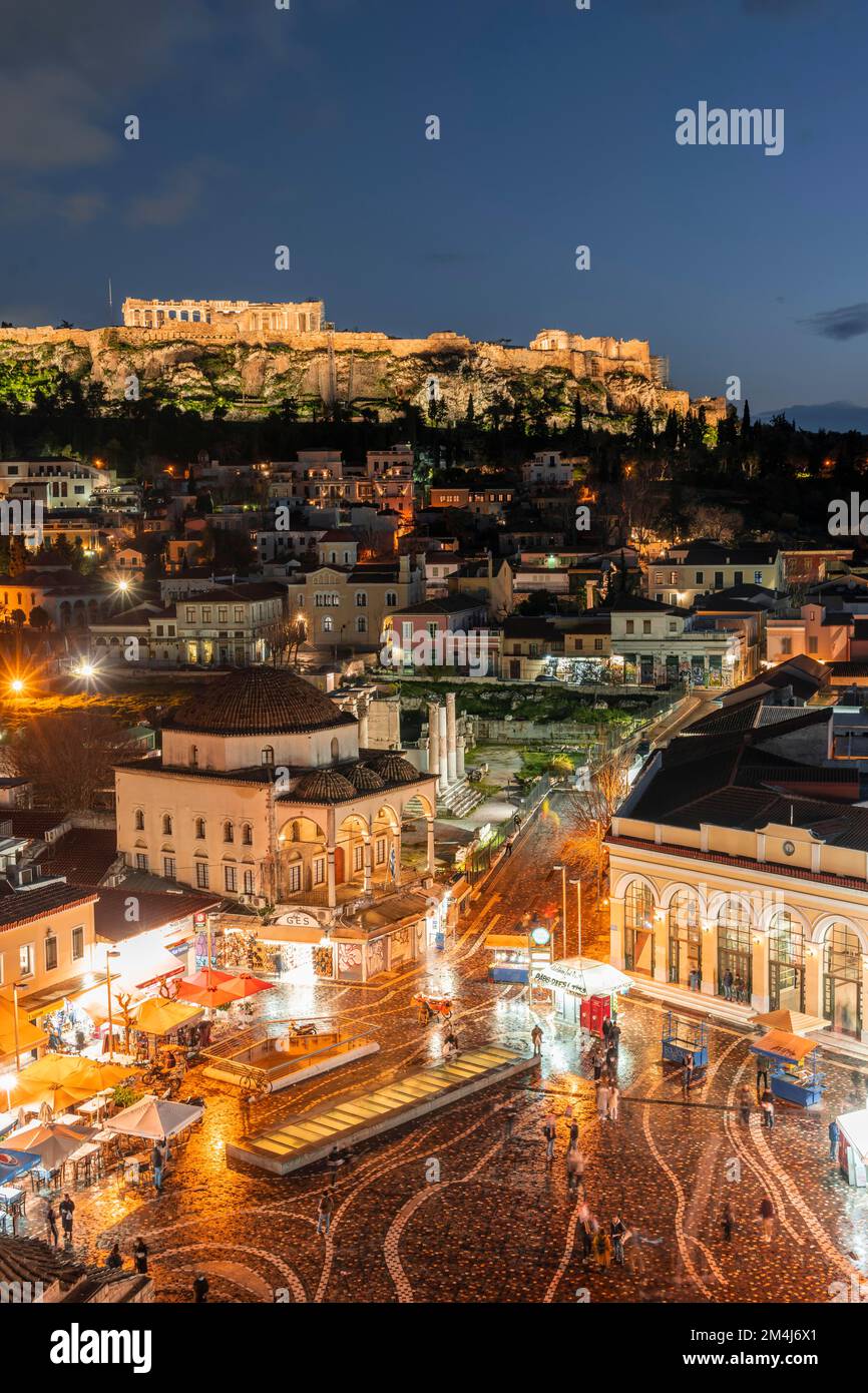 Foto notturna, vista della città vecchia di Atene, della moschea e dell'Acropoli di Tzisdarakis, di Piazza Monastiraki, di Atene, dell'Attica, della Grecia Foto Stock