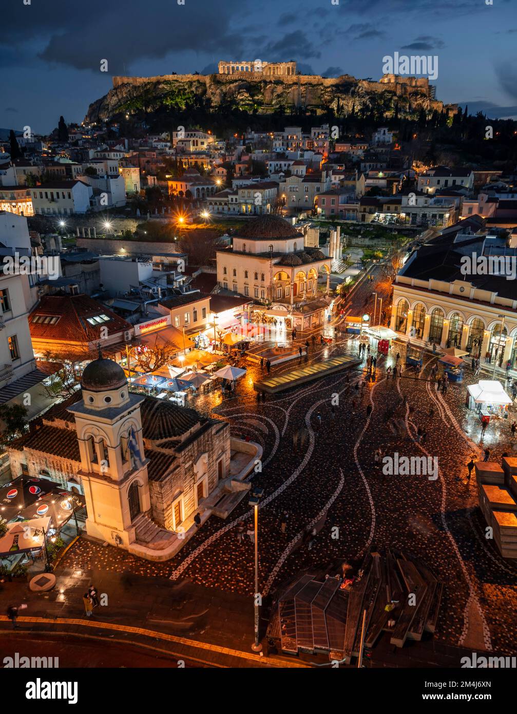 Foto notturna, vista della città vecchia di Atene, della moschea e dell'Acropoli di Tzisdarakis, di Piazza Monastiraki, di Atene, dell'Attica, della Grecia Foto Stock