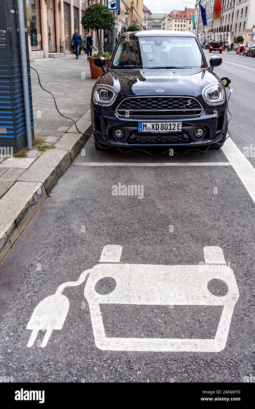 Mini auto elettrica, veicolo elettrico, ricarica di veicoli elettrici presso la stazione di ricarica, logo, Maximilianstrasse, Monaco, Baviera alta, Baviera, Germania Foto Stock