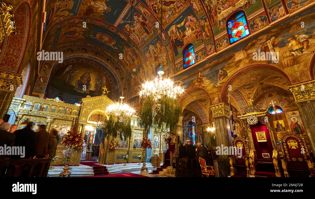 Chiesa di San Dionisio, Festa di San Dionisio il 17 dicembre, chiesa interna, super grandangolo, altare, icone, Lampadario, Zante Foto Stock