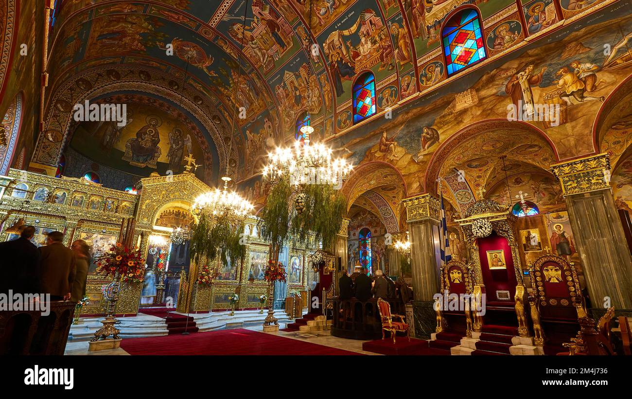 Chiesa di San Dionisio, Festa di San Dionisio il 17 dicembre, chiesa interna, super grandangolo, altare, icone, Lampadario, Zante Foto Stock