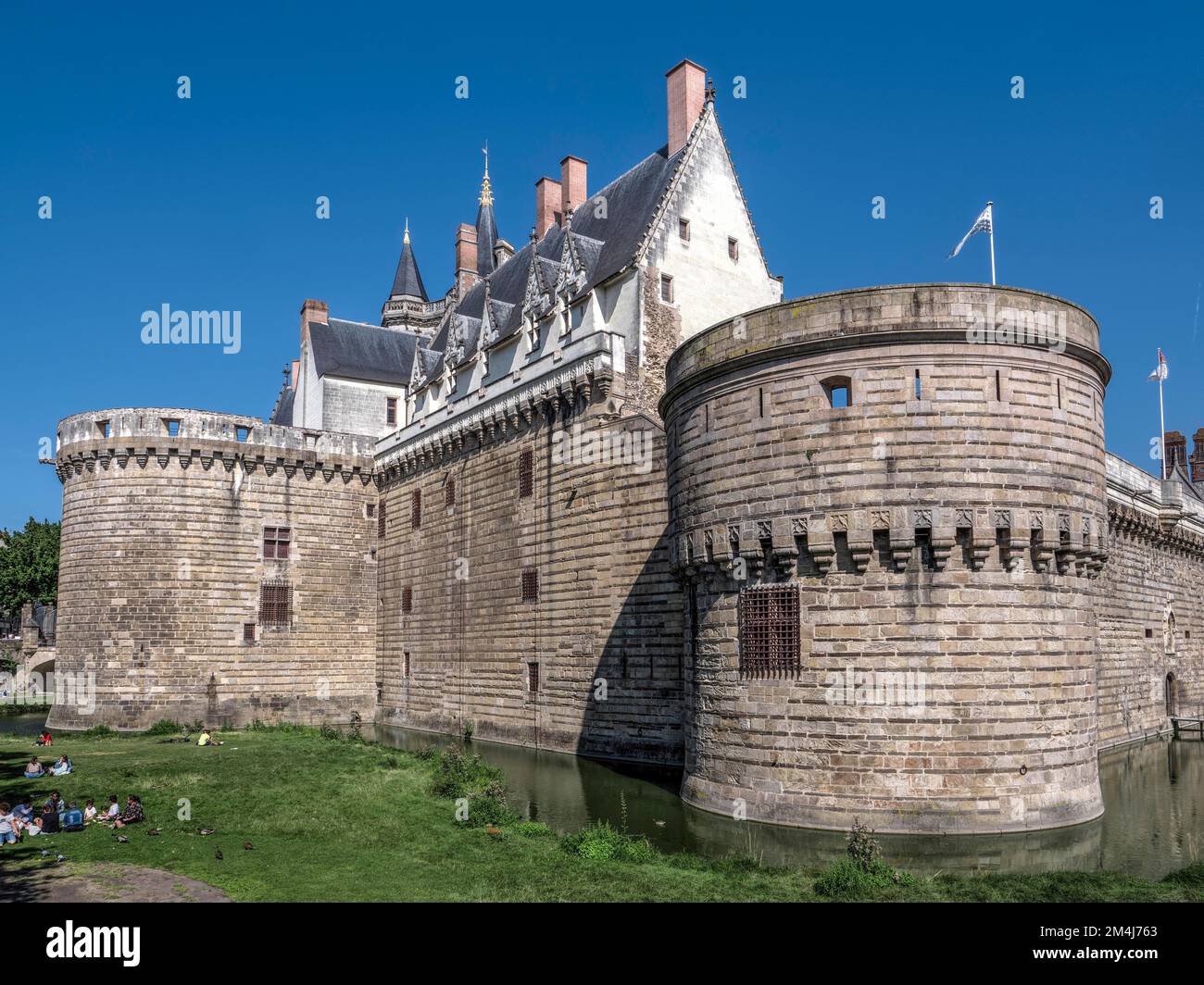 Sito storico pareti del castello e Museo Chateau des ducs de Bretagne con cielo blu, Nantes, Loire-Atlantique, Francia Foto Stock