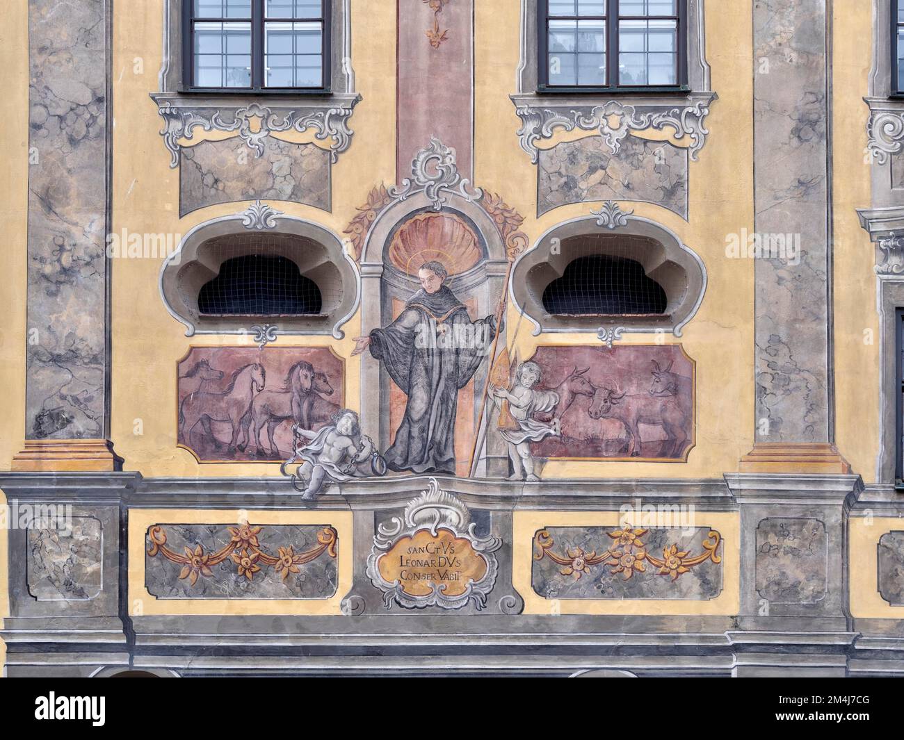 Particolare della facciata dipinta dell'ex Chiesa delle Orsoline della Santissima Trinità e del Centro di Educazione degli Adulti oggi, Landsberg am Lech, alta Baviera Foto Stock