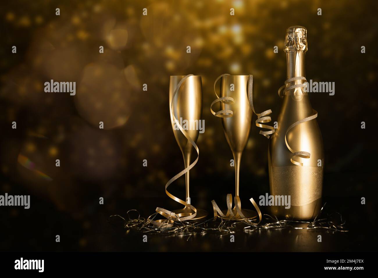 bottiglia di champagne d'oro e due bicchieri con nastri su fondo bokeh nero. festa di capodanno e anniversario. spazio di copia Foto Stock