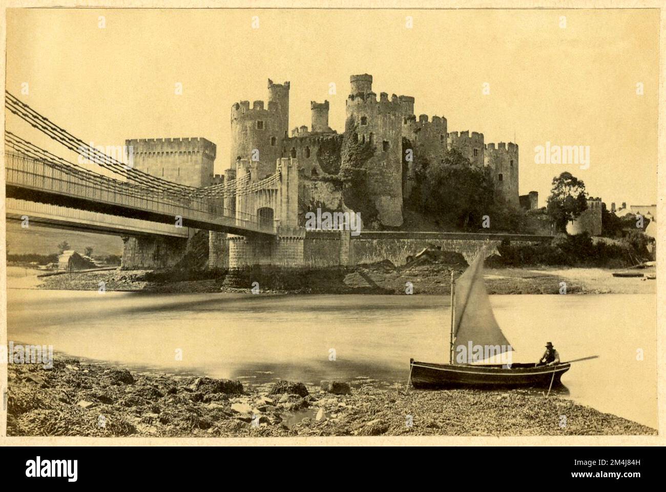 1875 ca , GALLES DEL NORD , GRAN BRETAGNA : Vista del CASTELLO DI CONWY sul fiume Conwy . Fu costruita da Edoardo i, durante la sua conquista del Galles, tra il 1283 e il 1289 . Fotografo sconosciuto . - Castello di Conway - GRAND BRETAGNA - GALLES - VIEW - English - FOTO STORICHE - STORIA - GEOGRAFIA - GEOGRAFIA - ARCHITETTURA - ARCHITETTURA - rovina - rovine - CAMPAGNA - CAMPAGNA - ROMANTICISMO - ROMANTICISMO - tenuta - estate - OTTOCENTO - 800's - '800 - castello - EPOCA VITTORIANA - HERA VITTORIANA - GALLES del NORD - Castell - FIUME - Barca a vela --- Archivio GBB Foto Stock