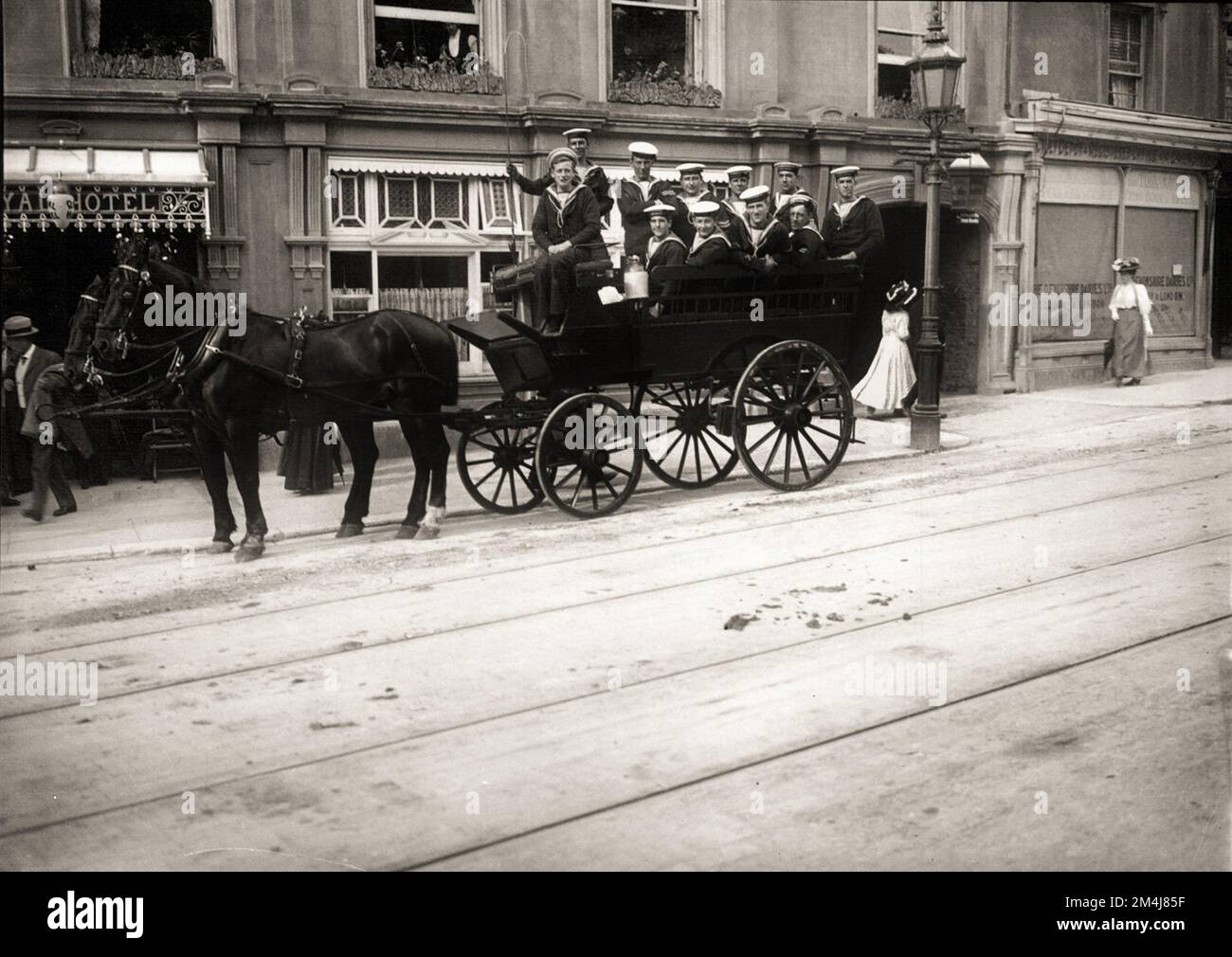 1900 ca , DEVON , INGHILTERRA , GRAN BRETAGNA : Un gruppo di marinai della Marina su una carrozza trainata da cavalli davanti all'ingresso DELL'IMPERIAL HOTEL a TORQUAY . Fotografo sconosciuto . - GRAND BRETAGNA - VIEW - FOTO STORICHE - STORIA - GEOGRAFIA - GEOGRAFIA - PANORAMA - PAESAGGIO - OTTOCENTO - OTTOCENTO - '800 - EPOCA VITTORIANA - EROE VITTORIANO - BELLE EPOQUE - ALBERGO - ARCHITETTURA - ARCHITETTURA - marinai - Marina militare - divisa - unifoirme - militare Uniforme - gita - tour - giostra trainata da cavalli - divertimento - divertimento - sorriso - sorriso - sorriso - strada - via --- Archivio GBB Foto Stock