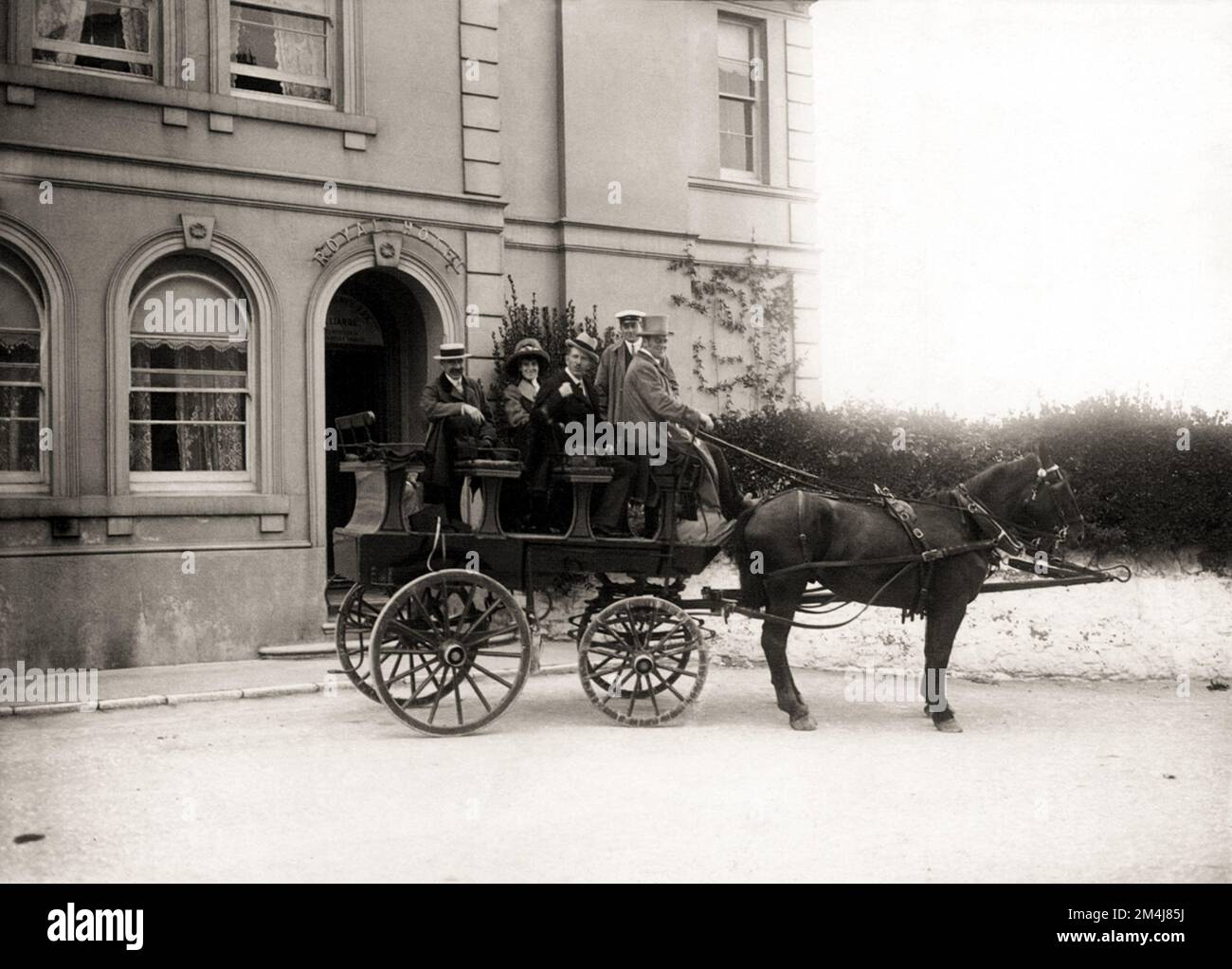 1910 ca , DEVON , INGHILTERRA , GRAN BRETAGNA : Un gruppo di turisti in carrozza trainata da cavalli davanti all'ingresso DELL'HOTEL ROYAL a TORQUAY . Fotografo sconosciuto . - GRAND BRETAGNA - VIEW - FOTO STORICHE - STORIA - GEOGRAFIA - GEOGRAFIA - PANORAMA - PAESAGGIO - OTTOCENTO - OTTOCENTO - '800 - EPOCA VITTORIANA - HERA VITTORIANA - BELLE EPOQUE - ALBERGO - ARCHITETTURA - ARCHITETTURA - gita - giostra trainata da cavalli - divertimento - Divertimento - sorriso - sorriso - sorriso - strada - via - strada - TURISMO - TURISMO --- Archivio GBB Foto Stock